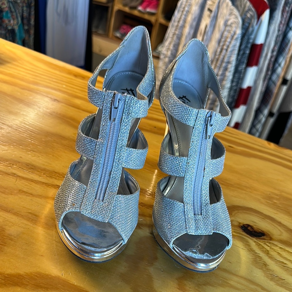 Fioni Elegant Silver Strappy Women's Heels Size 8 1/2